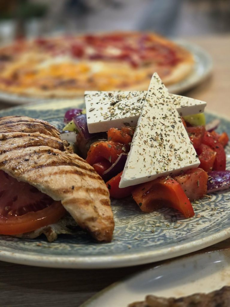 Csirkés-fetás tál a Lucky Pizza & Grillben