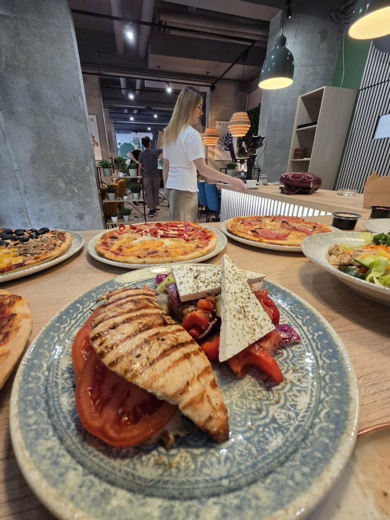 Friss pizzák a Lucky Pizza & Grill pultján
