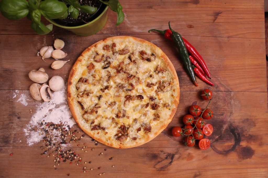 Gyros pizza felülről, fa deszkán