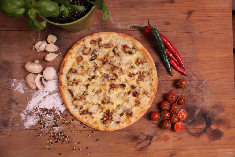 Gyros pizza felülről, fa deszkán