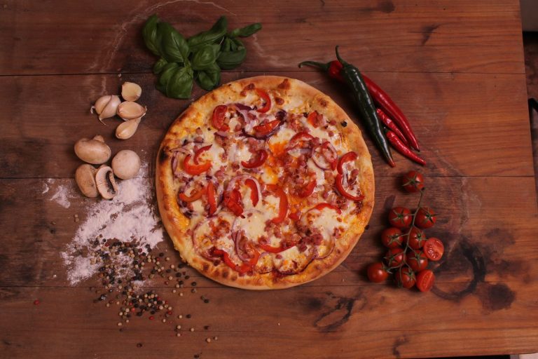 Magyaros serpenyős pizza kolbásszal, szalonnával és pritaminpaprikával