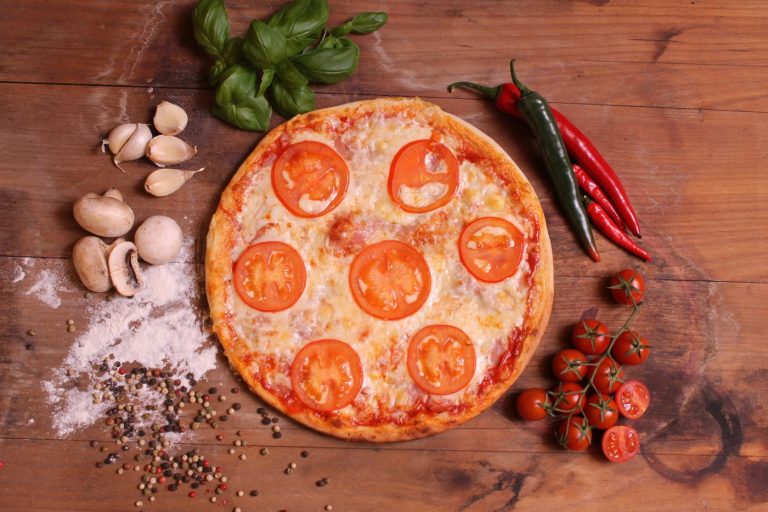 Paradicsomkarikás pizza felülről