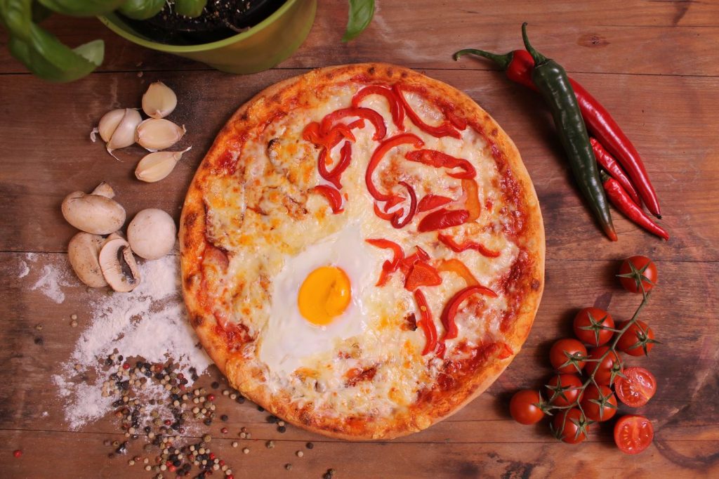 Vidéki pizza sonkával, kolbásszal, paprikával és tükörtojással